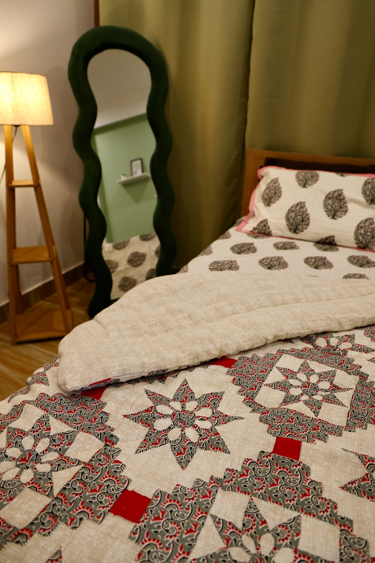 Faux Appliqué Star Sanganeri Print Cotton Comforter Red & Grey Patchwork King Size