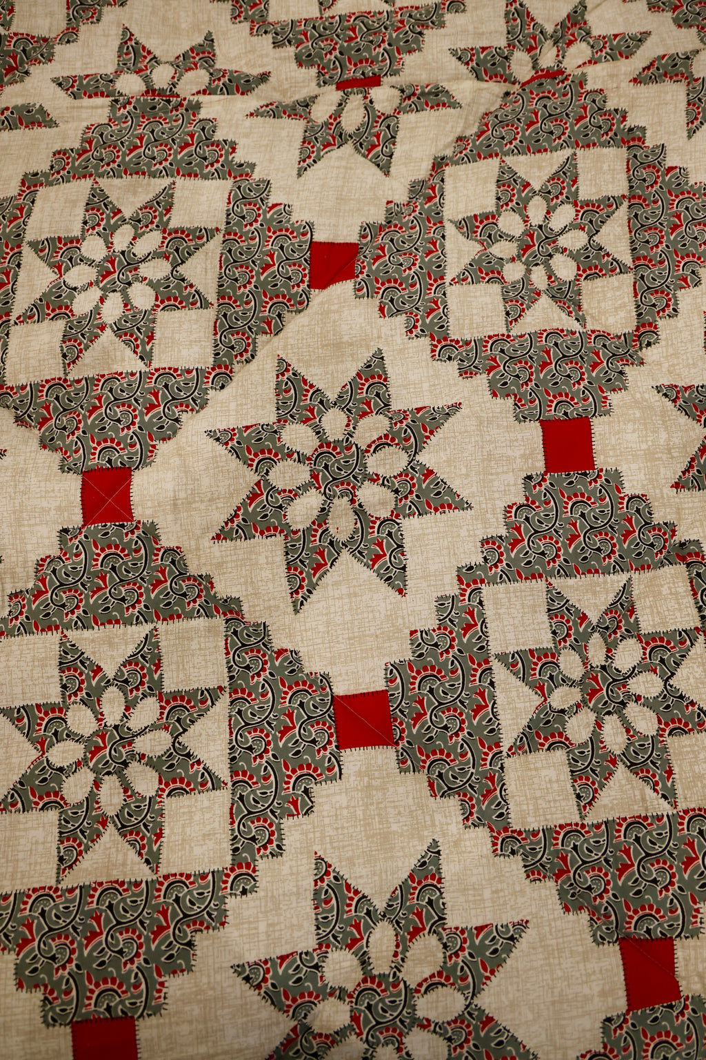 Faux Appliqué Star Sanganeri Print Cotton Comforter Red & Grey Patchwork King Size