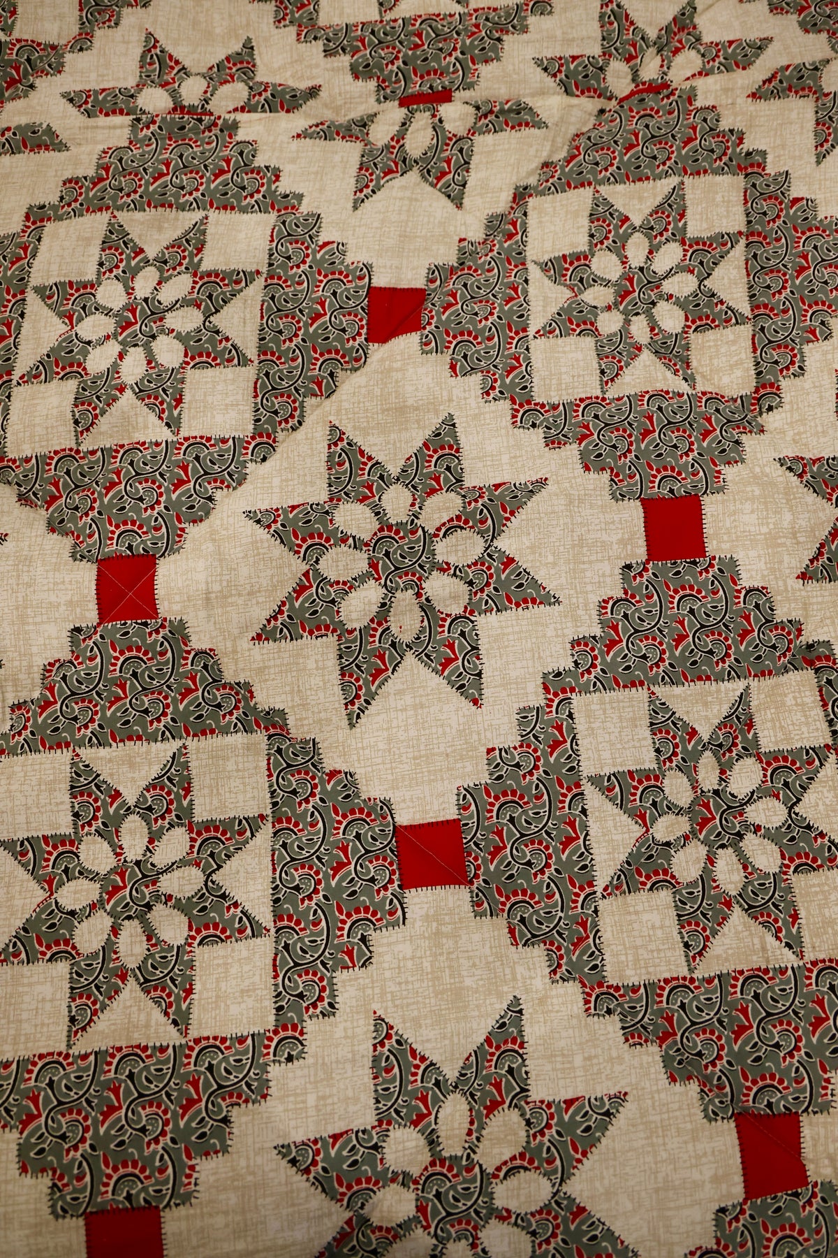 Faux Appliqué Star Sanganeri Print Cotton Comforter Red & Grey Patchwork King Size