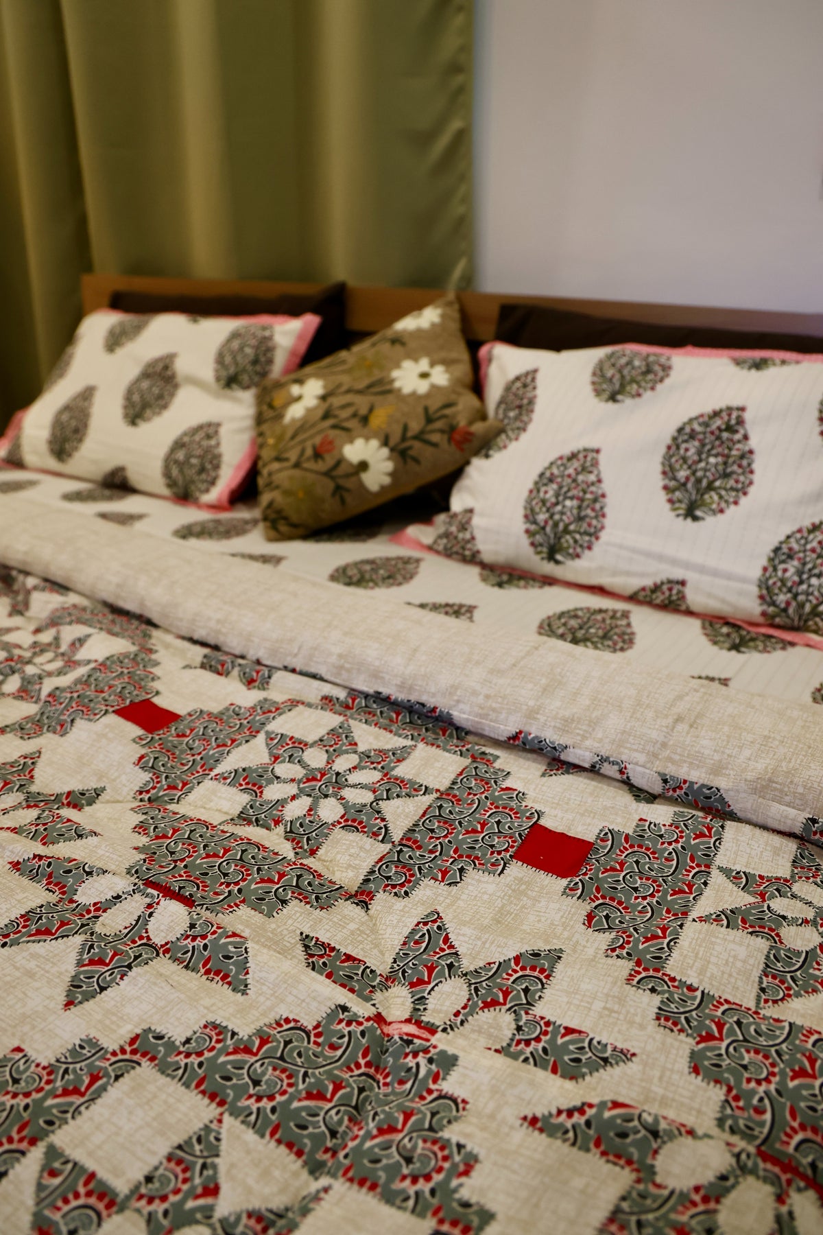 Faux Appliqué Star Sanganeri Print Cotton Comforter Red & Grey Patchwork King Size